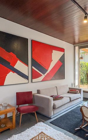 Casa à venda com 346m², 4 quartos e 2 vagas Casa à venda com 346m², 4 quartos e 2 vagasSala