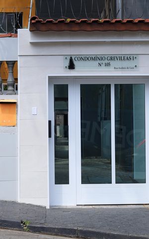 Apartamento à venda com 54m², 2 quartos e 1 vagaPlaca GRANDE instalada na fachada do condomínio, dia 19.09.2026 - Código da placa: KYET-241
