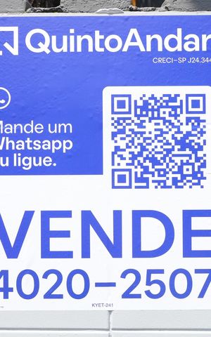 Apartamento à venda com 54m², 2 quartos e 1 vagaPlaca GRANDE instalada na fachada do condomínio, dia 19.09.2026 - Código da placa: KYET-241