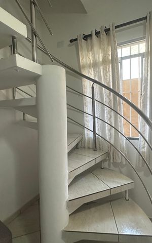 Casa à venda com 142m², 3 quartos e 1 vaga Casa à venda com 142m², 3 quartos e 1 vagaEscada