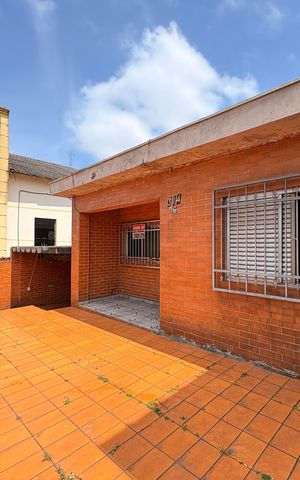 Casa à venda com 90m², 2 quartos e 4 vagas Casa à venda com 90m², 2 quartos e 4 vagasQuintal