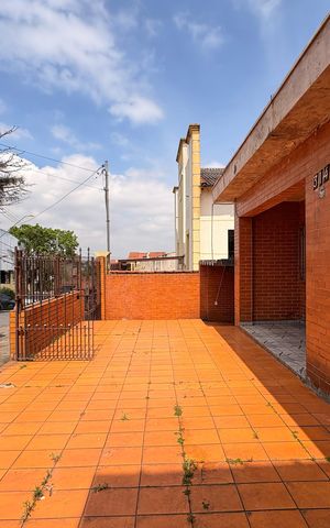Casa à venda com 90m², 2 quartos e 4 vagas Casa à venda com 90m², 2 quartos e 4 vagasQuintal