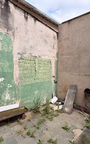Casa à venda com 90m², 2 quartos e 4 vagas Casa à venda com 90m², 2 quartos e 4 vagasQuintal casa 2