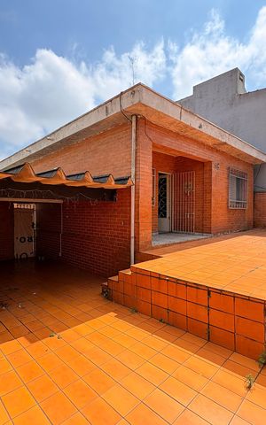 Casa à venda com 90m², 2 quartos e 4 vagas Casa à venda com 90m², 2 quartos e 4 vagasGaragem