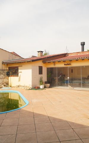 Casa à venda com 329m², 3 quartos e 3 vagasPiscina