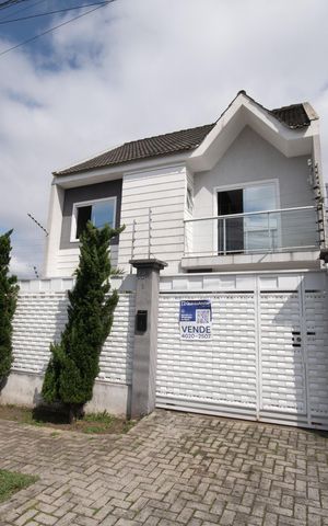 Casa à venda com 150m², 3 quartos e 2 vagas Casa à venda com 150m², 3 quartos e 2 vagasFachada