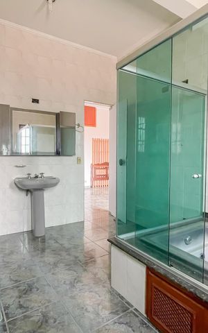 Casa à venda com 223m², 3 quartos e 2 vagas Casa à venda com 223m², 3 quartos e 2 vagasBanheiro da Suíte