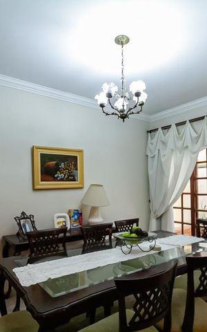 Casa à venda com 215m², 3 quartos e 2 vagas Casa à venda com 215m², 3 quartos e 2 vagasSala de Jantar