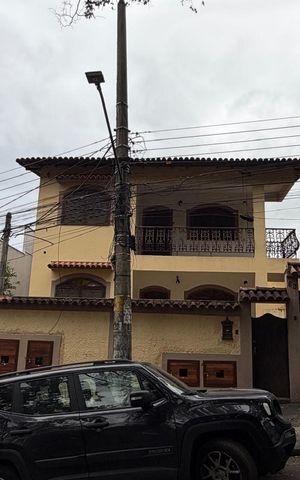 Casa à venda com 136m², 3 quartos e 2 vagas Casa à venda com 136m², 3 quartos e 2 vagasFachada