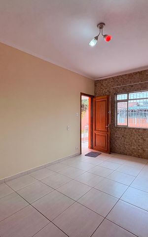 Casa para alugar com 150m², 3 quartos e 2 vagas Casa para alugar com 150m², 3 quartos e 2 vagasSala