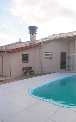 Casa à venda com 230m², 2 quartos e 3 vagasPiscina