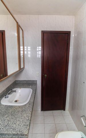 Casa de condomínio à venda com 210m², 6 quartos e 4 vagas Casa de condomínio à venda com 210m², 6 quartos e 4 vagasBanheiro 1