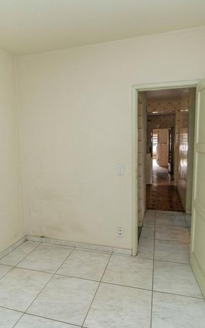 Casa à venda com 506m², 5 quartos e 3 vagas Casa à venda com 506m², 5 quartos e 3 vagasQuarto 4