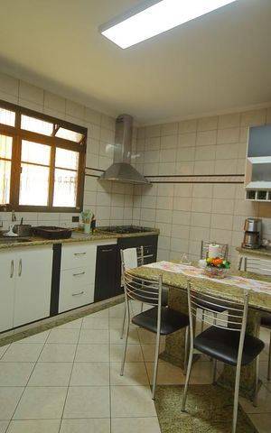 Casa à venda com 208m², 3 quartos e 4 vagasCozinha 