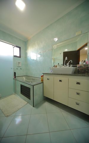 Casa à venda com 208m², 3 quartos e 4 vagasBanheiro da Suíte 1 