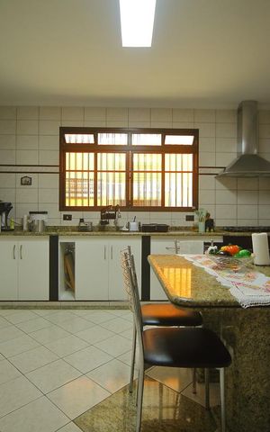 Casa à venda com 208m², 3 quartos e 4 vagasCozinha 