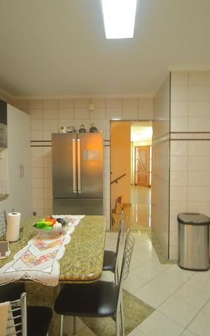 Casa à venda com 208m², 3 quartos e 4 vagasCozinha 