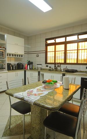 Casa à venda com 208m², 3 quartos e 4 vagasCozinha 