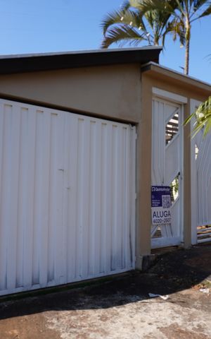 Casa para alugar com 260m², 4 quartos e 5 vagasFachada com plaquinha HVTG-893