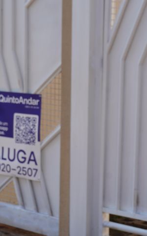 Casa para alugar com 260m², 4 quartos e 5 vagasFachada com plaquinha HVTG-893