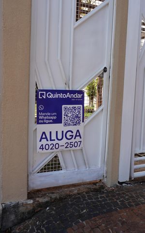 Casa para alugar com 260m², 4 quartos e 5 vagasFachada com plaquinha HVTG-893