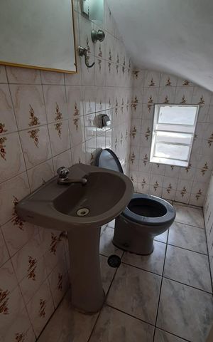 Casa à venda com 200m², 3 quartos e 2 vagas Casa à venda com 200m², 3 quartos e 2 vagasBanheiro 2