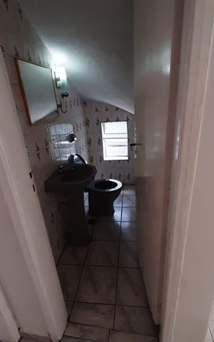 Casa à venda com 200m², 3 quartos e 2 vagas Casa à venda com 200m², 3 quartos e 2 vagasBanheiro 2