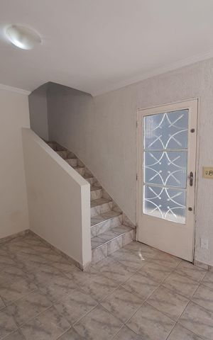 Casa à venda com 200m², 3 quartos e 2 vagas Casa à venda com 200m², 3 quartos e 2 vagasSala