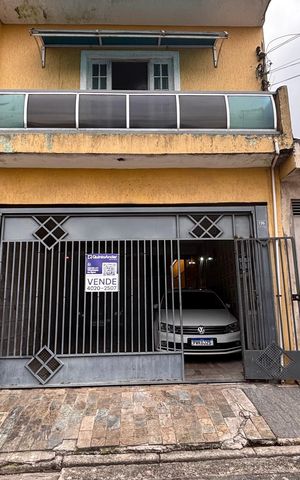 Casa à venda com 220m², 4 quartos e 3 vagas Casa à venda com 220m², 4 quartos e 3 vagasFachada