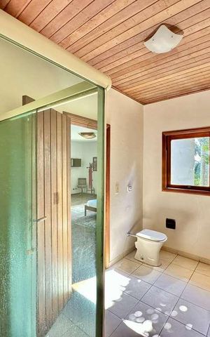 Casa de condomínio para alugar com 380m², 5 quartos e 4 vagas Casa de condomínio para alugar com 380m², 5 quartos e 4 vagasBanheiro da Suíte 2