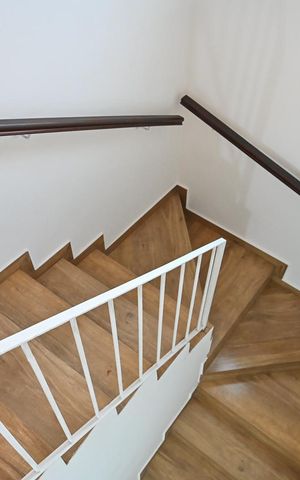 Casa para alugar com 181m², 3 quartos e 2 vagasEscada