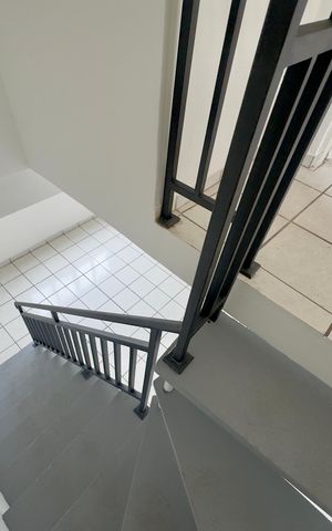 Casa para alugar com 140m², 2 quartos e sem vaga Casa para alugar com 140m², 2 quartos e sem vagaEscada