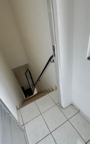 Casa para alugar com 140m², 2 quartos e sem vaga Casa para alugar com 140m², 2 quartos e sem vagaEscada