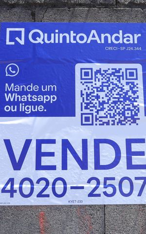 Apartamento à venda com 45m², 2 quartos e 1 vagaPlaca GRANDE instalada na fachada do condomínio, dia 26.09.2026 - Código da placa: KYET-233