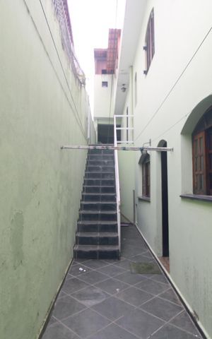 Casa à venda com 250m², 2 quartos e 2 vagasQuintal lateral