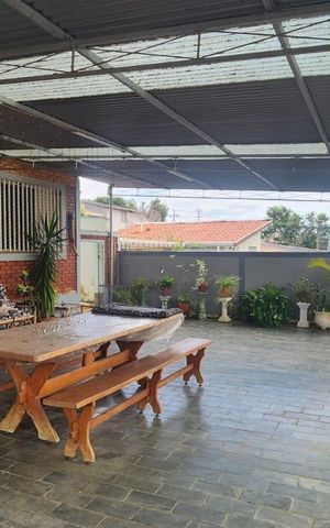 Casa à venda com 252m², 3 quartos e 3 vagas Casa à venda com 252m², 3 quartos e 3 vagasÁrea externa
