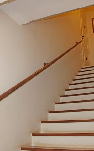 Casa de condomínio à venda com 620m², 5 quartos e 4 vagasEscada