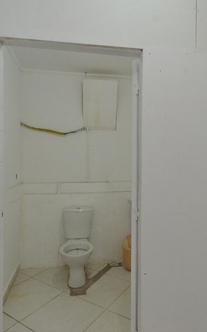 Casa à venda com 700m², 8 quartos e 6 vagas Casa à venda com 700m², 8 quartos e 6 vagasBanheiro de serviço
