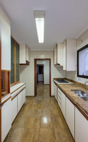 Apartamento para alugar com 214m², 4 quartos e 3 vagas Apartamento para alugar com 214m², 4 quartos e 3 vagasCozinha