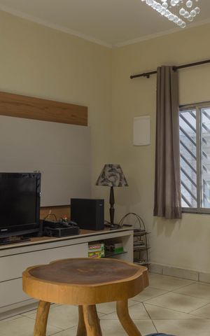 Casa à venda com 244m², 4 quartos e 2 vagas Casa à venda com 244m², 4 quartos e 2 vagasSala