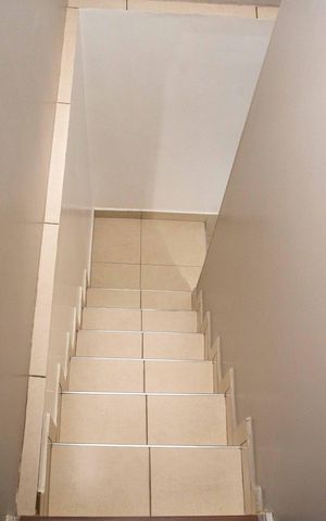 Casa à venda com 125m², 4 quartos e 2 vagasEscada