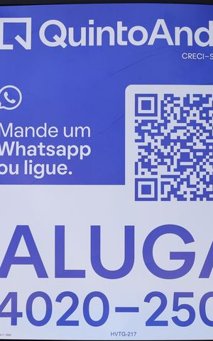 Apartamento para alugar com 61m², 1 quarto e 1 vagaPlaca GRANDE instalada na fachada do condomínio, dia 26.09.2026 - Código da placa: HVTG-217