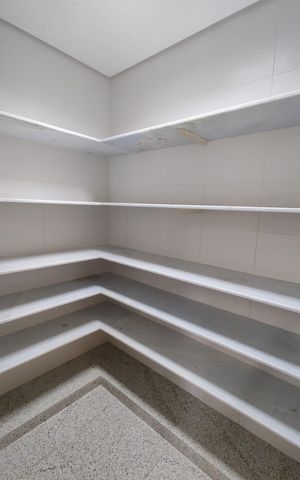 Casa de condomínio à venda com 415m², 4 quartos e 3 vagas Casa de condomínio à venda com 415m², 4 quartos e 3 vagasCozinha
