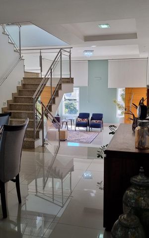 Casa de condomínio à venda com 415m², 4 quartos e 3 vagas Casa de condomínio à venda com 415m², 4 quartos e 3 vagasSala
