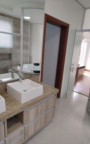 Casa de condomínio à venda com 415m², 4 quartos e 3 vagas Casa de condomínio à venda com 415m², 4 quartos e 3 vagasBanheiro