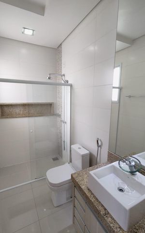 Casa de condomínio à venda com 415m², 4 quartos e 3 vagas Casa de condomínio à venda com 415m², 4 quartos e 3 vagasBanheiro