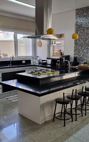 Casa de condomínio à venda com 415m², 4 quartos e 3 vagas Casa de condomínio à venda com 415m², 4 quartos e 3 vagasCozinha