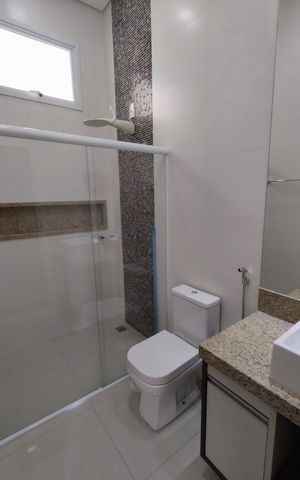 Casa de condomínio à venda com 415m², 4 quartos e 3 vagas Casa de condomínio à venda com 415m², 4 quartos e 3 vagasBanheiro