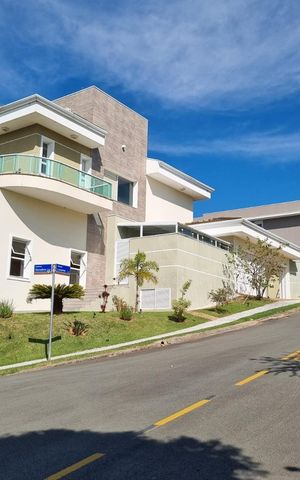 Casa de condomínio à venda com 415m², 4 quartos e 3 vagas Casa de condomínio à venda com 415m², 4 quartos e 3 vagasFachada