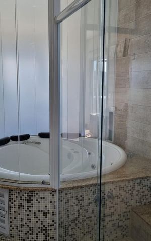 Casa de condomínio à venda com 415m², 4 quartos e 3 vagas Casa de condomínio à venda com 415m², 4 quartos e 3 vagasBanheiro